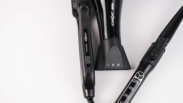 En hårtork, plattång och locktång, tre väldigt vanliga elektriska verktyg för ditt hår.